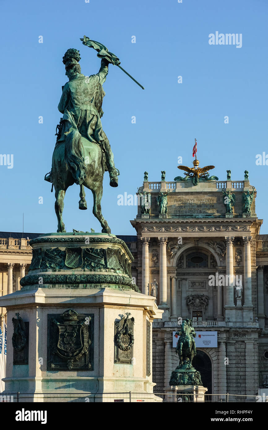 Statue équestre de l'Archiduc Karl sur la Heldenplatz à Vienne, Autriche avec la Hofburg dans l'arrière-plan Banque D'Images