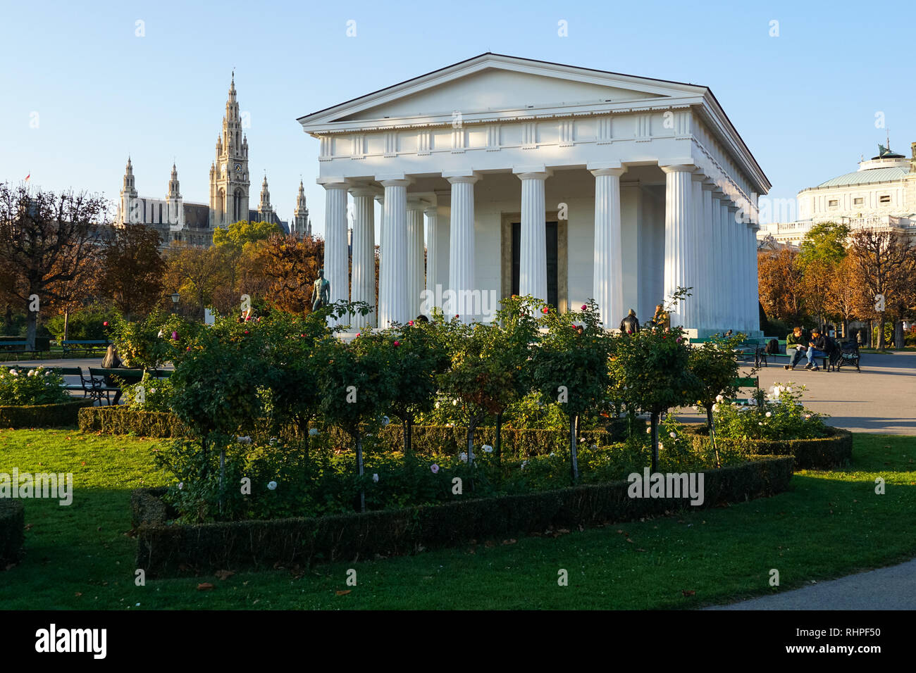 Temple de Thésée dans Parc Volksgarten et jardin à Vienne, en Autriche, avec l'Hôtel de ville en arrière-plan Banque D'Images