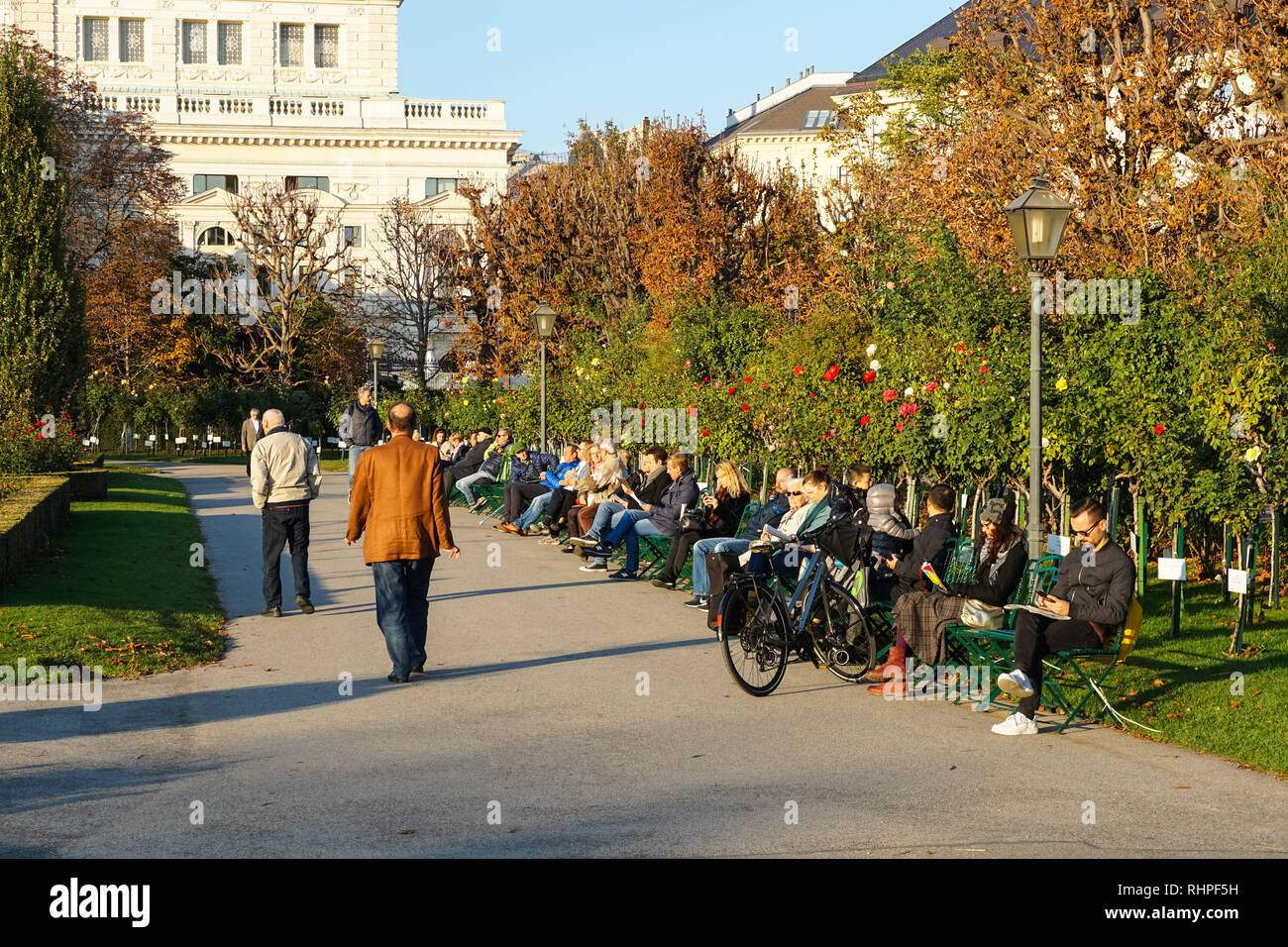 Les gens profiter du beau temps d'automne dans le parc Volksgarten et jardin à Vienne, Autriche Banque D'Images