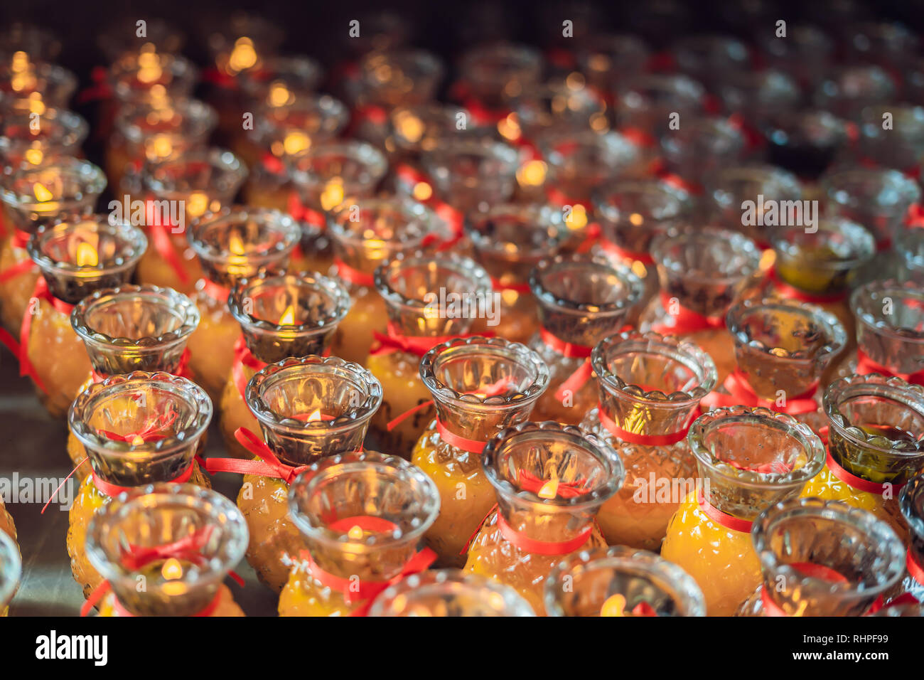 Bougies dans le temple bouddhiste de la Kek Lok Si en Malaisie Banque D'Images