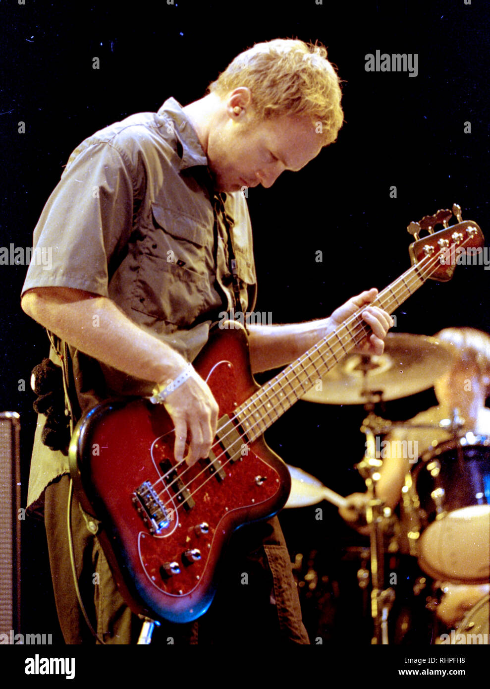 Pearl Jam's guitare basse Jeff Ament effectuant à le Tweeter Center à Mansfield, MA USA août 29,2000 photo de Bill belknap Banque D'Images