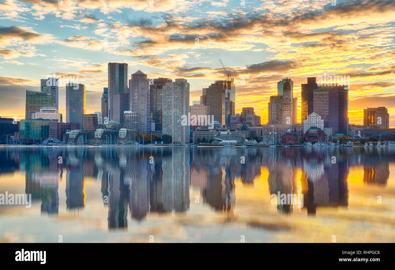 Toits de Boston au coucher du soleil de l'autre côté du port Banque D'Images