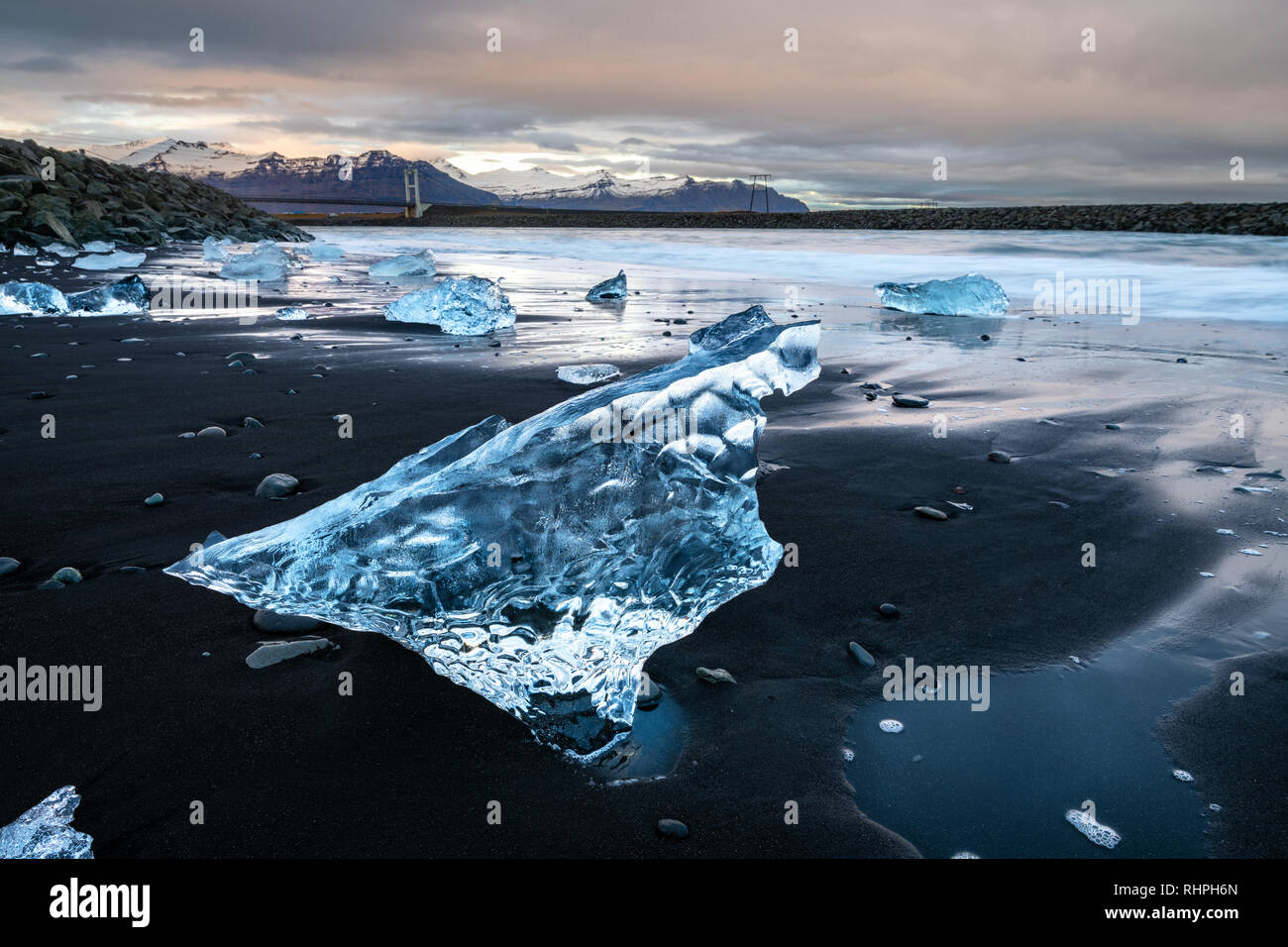 La belle plage du Diamant. Situé à la lagune glaciaire du Jökulsárlón par dans le sud-est de l'Islande. Morceaux d'iceberg se laver jusqu'à ce Black lava Banque D'Images La belle plage du Diamant. Situé à la lagune glaciaire du Jökulsárlón par dans le sud-est de l'Islande. Morceaux d'iceberg se laver jusqu'à ce Black lava Banque D'Images