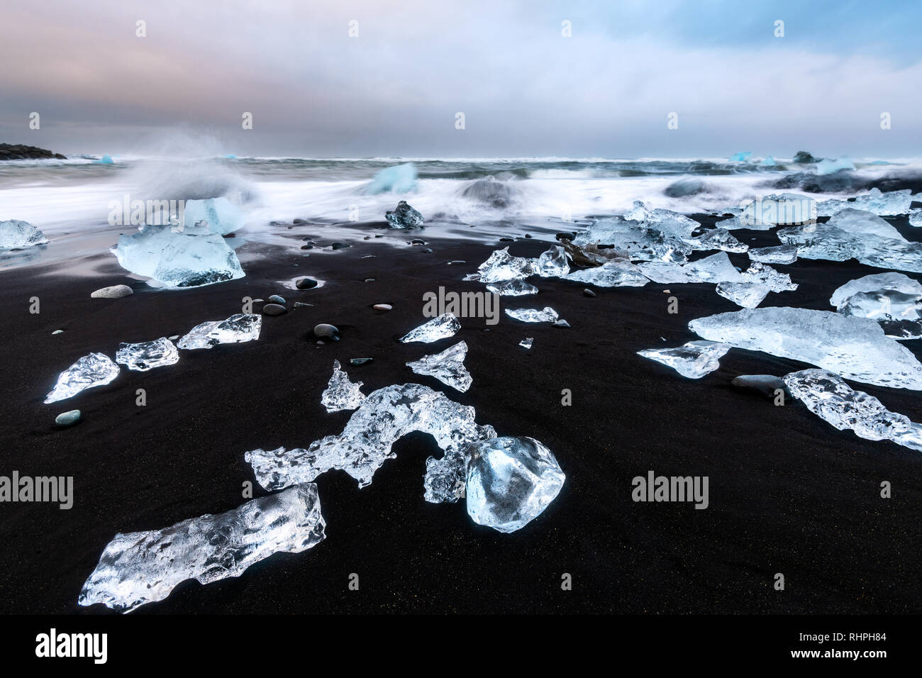 La belle plage du Diamant. Situé à la lagune glaciaire du Jökulsárlón par dans le sud-est de l'Islande. Morceaux d'iceberg se laver jusqu'à ce Black lava Banque D'Images