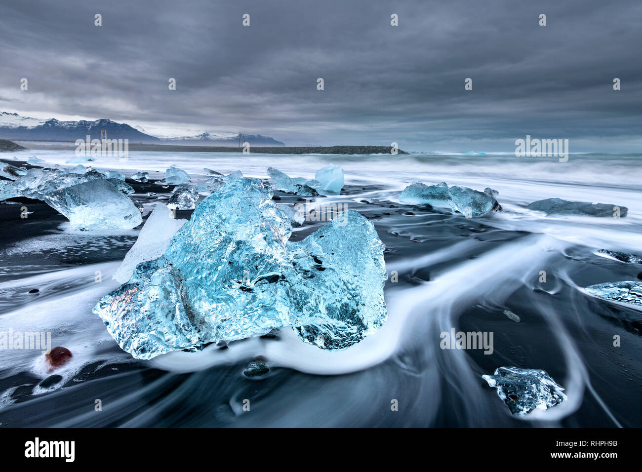 La belle plage du Diamant. Situé à la lagune glaciaire du Jökulsárlón par dans le sud-est de l'Islande. Morceaux d'iceberg se laver jusqu'à ce Black lava Banque D'Images