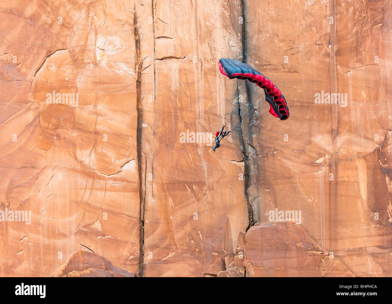Aaron Stuyvenberg saute d'un point de sortie appelé près de Tombstone Moab Utah Banque D'Images