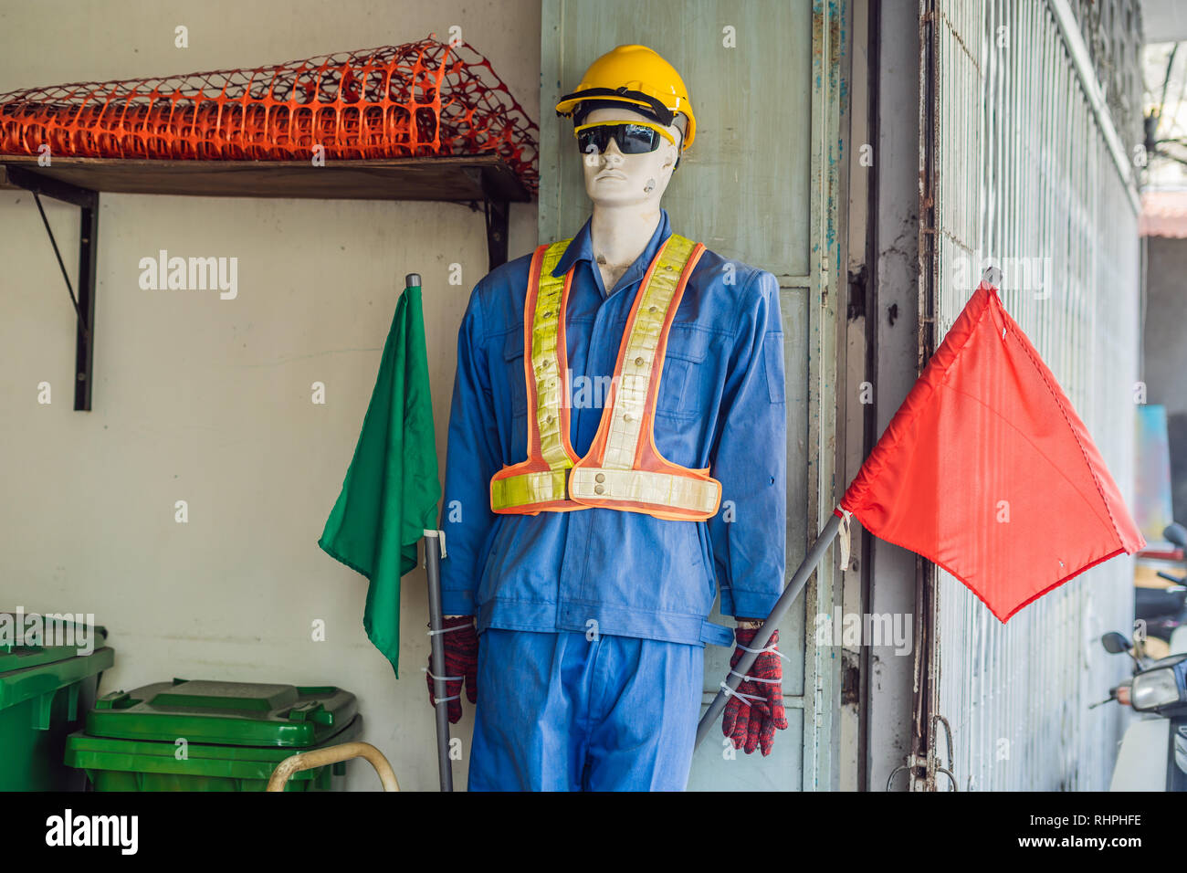Le trafic de faux mannequin dans les vêtements d'un travailleur de la route  Photo Stock - Alamy