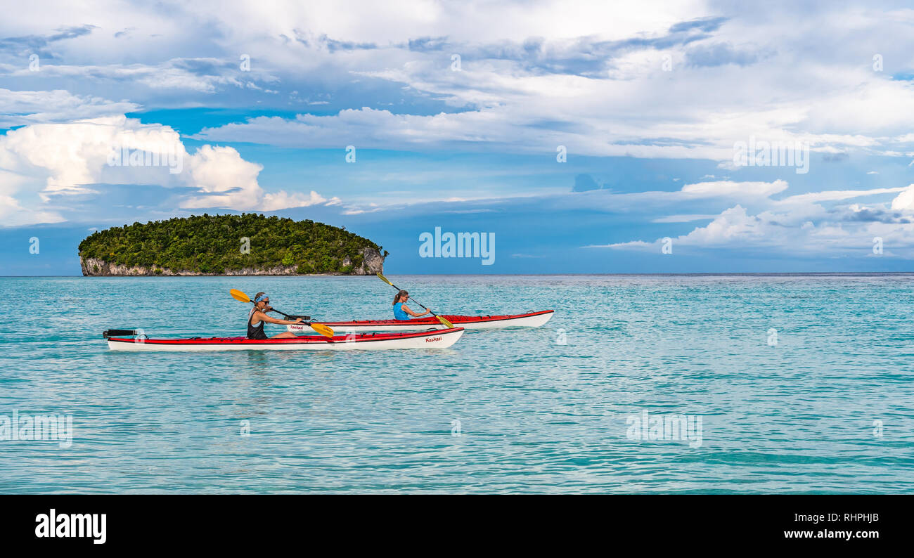 Les kayakistes de mer sur Kri Eco Resort sur les îles Raja Ampat en Indonésie Banque D'Images