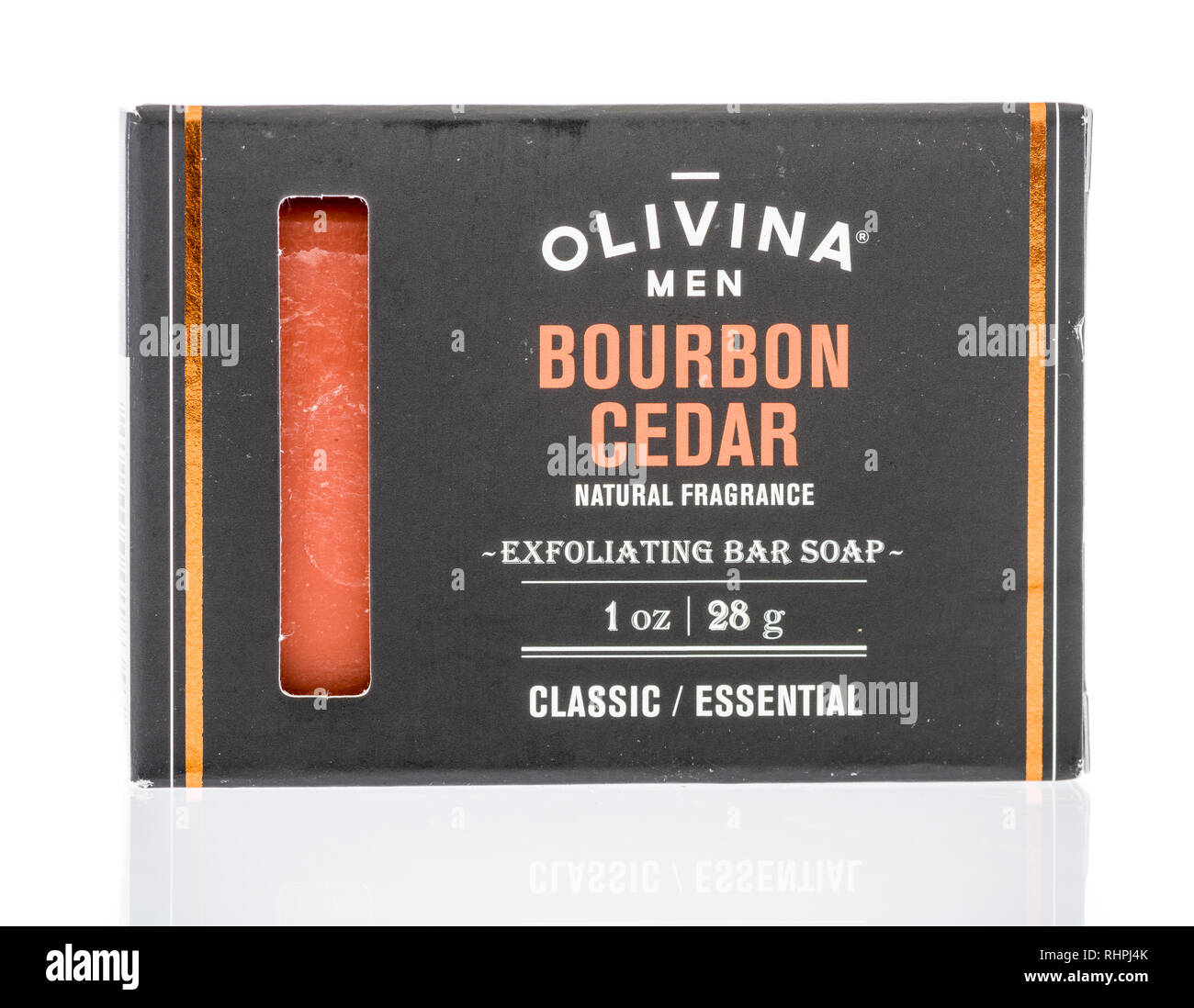 Winneconne, WI - 23 janvier 2019 : un paquet de Olivina hommes bourbon exfoliant savon barre de cèdre sur un fond isolé Banque D'Images