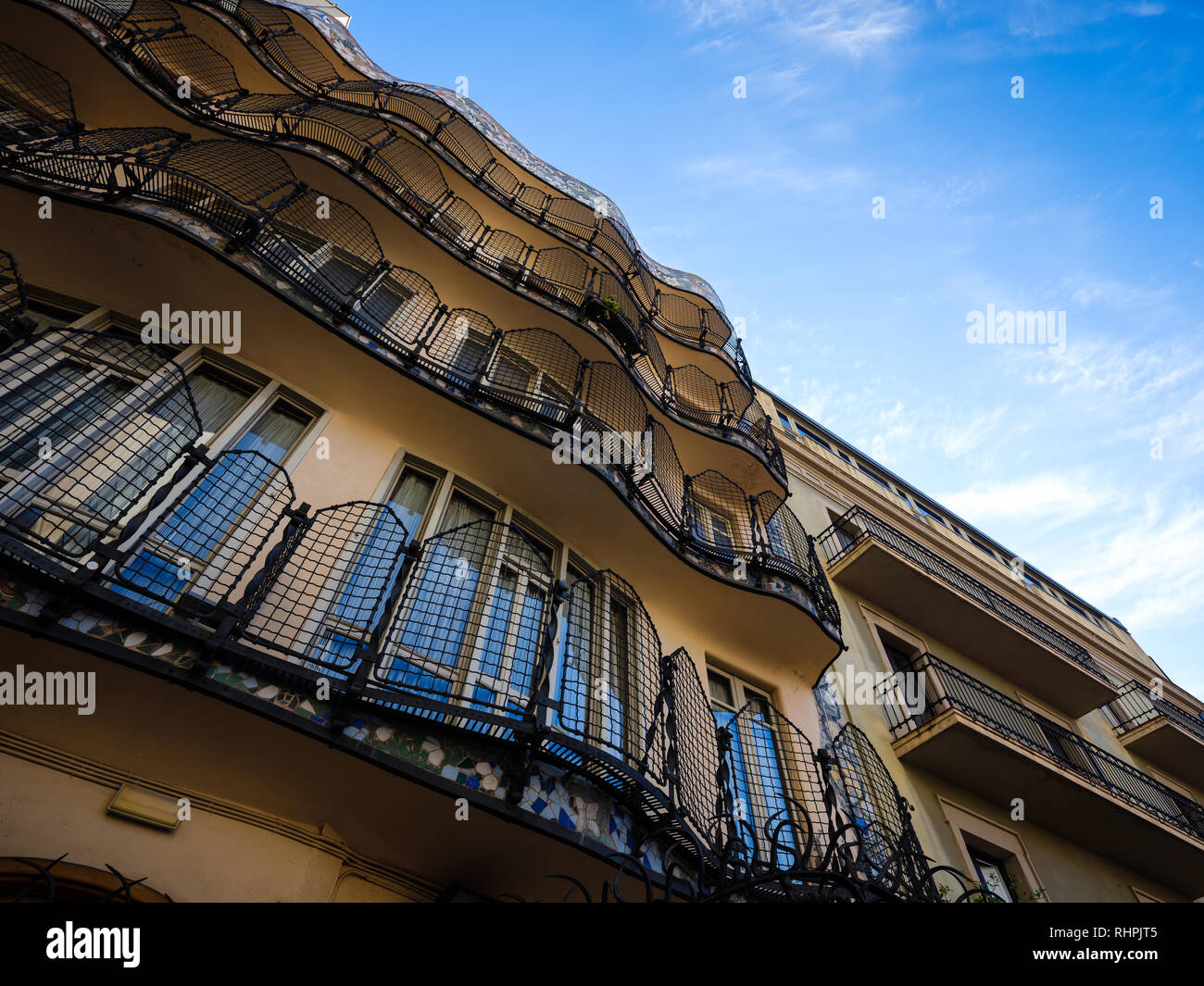 Barcelone, Espagne - CIRCA MAI 2018 : vue sur un balcon de la Casa Batlló. patio intérieur, un célèbre bâtiment dans le centre de Barcelone, conçu par un Banque D'Images