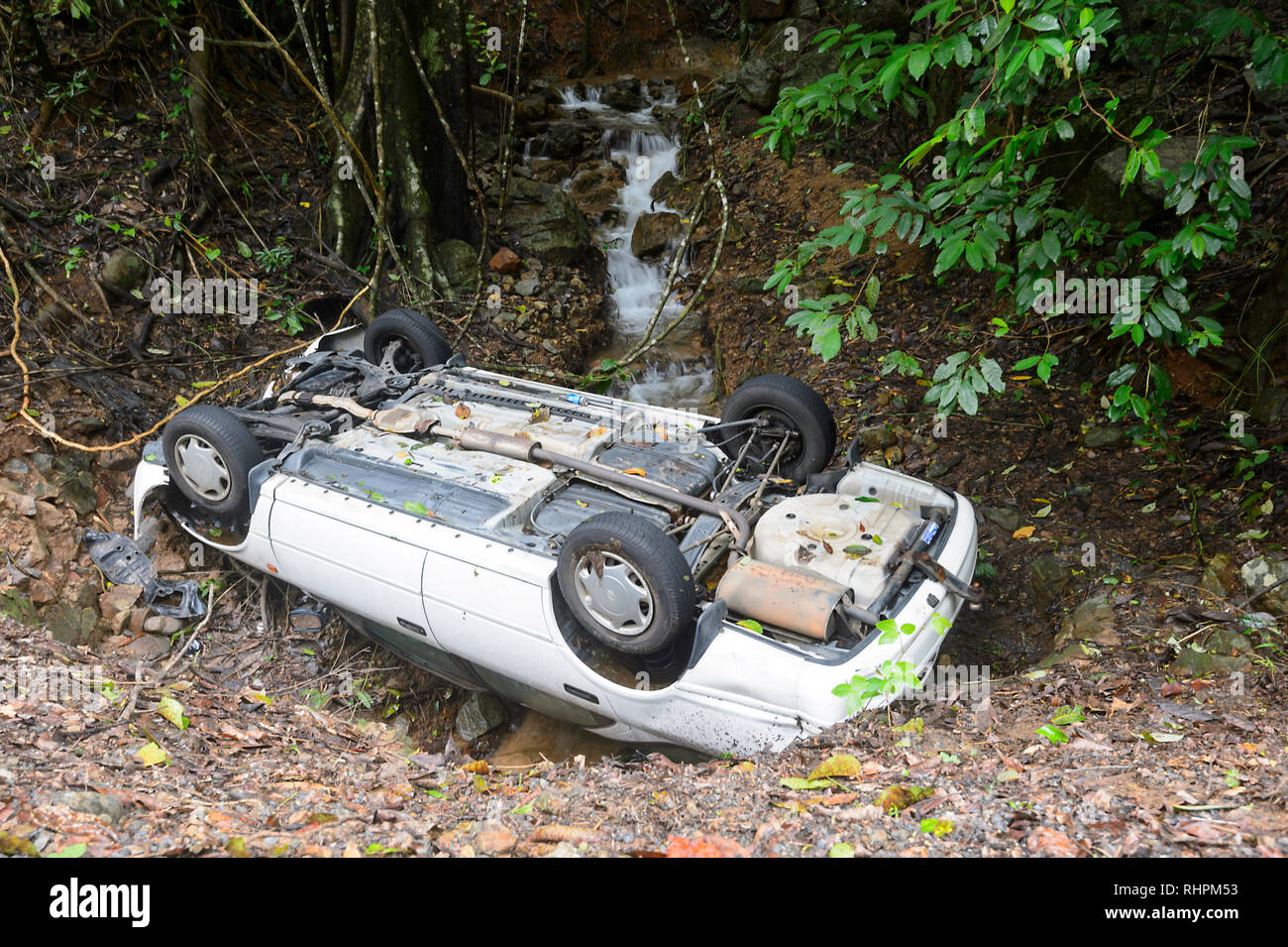 Voiture renversée pris dans les inondations lors d'une forte mousson, Cairns, Far North Queensland, Queensland, Australie, FNQ Banque D'Images