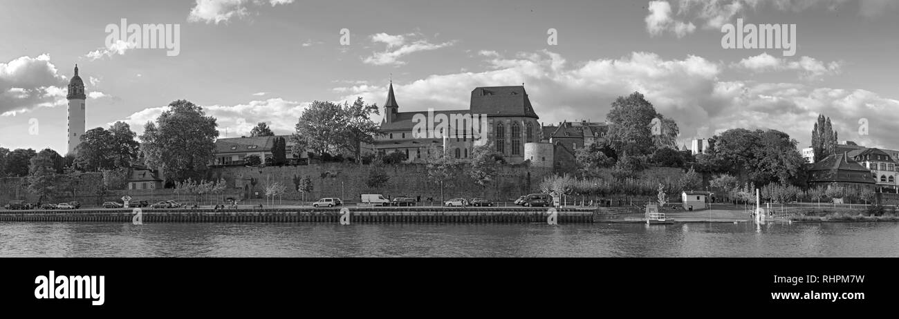 Le noir et blanc vue panoramique sur la rivière principale de la vieille ville historique de Francfort, Hesse, Allemagne hoechst Banque D'Images