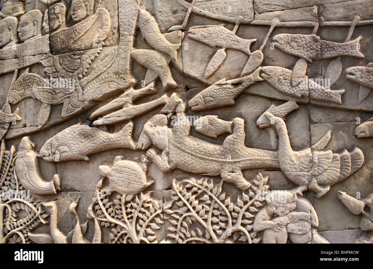 La sculpture murale avec des animaux (poissons, tortues, oiseaux, crocodiles, Prasat temple Bayon, dans la célèbre Angkor Wat complexe, la culture khmère, Siem Reap, Cambo Banque D'Images