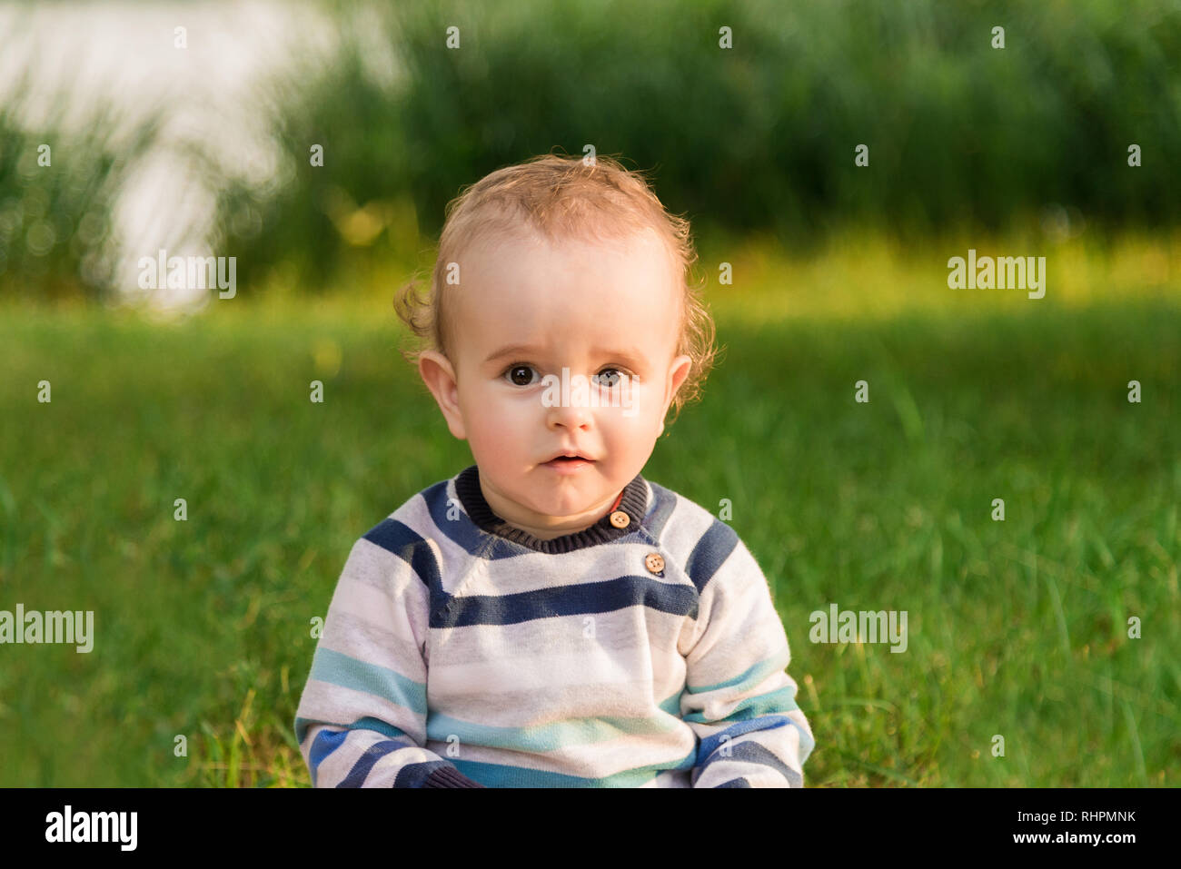 Un enfant dans la nature. Joyeux garçon dans la nature. Photo. Banque D'Images