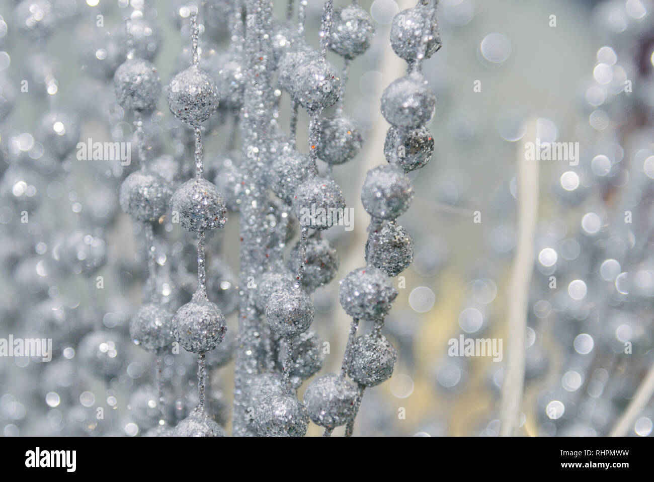 Boules d'argent et le bâton avec paillette. Fond argenté à insérer. Photo. Place pour le texte. Lieu d'inscription. Banque D'Images