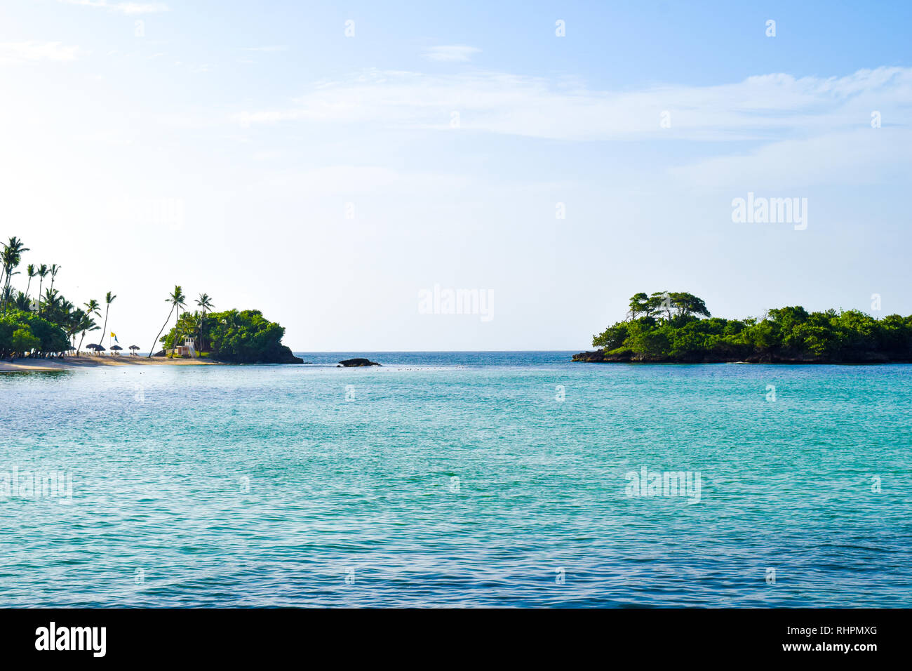 Île tropicale, plage de sable blanc et palmiers, Cayo Levantado Paradise Island Banque D'Images