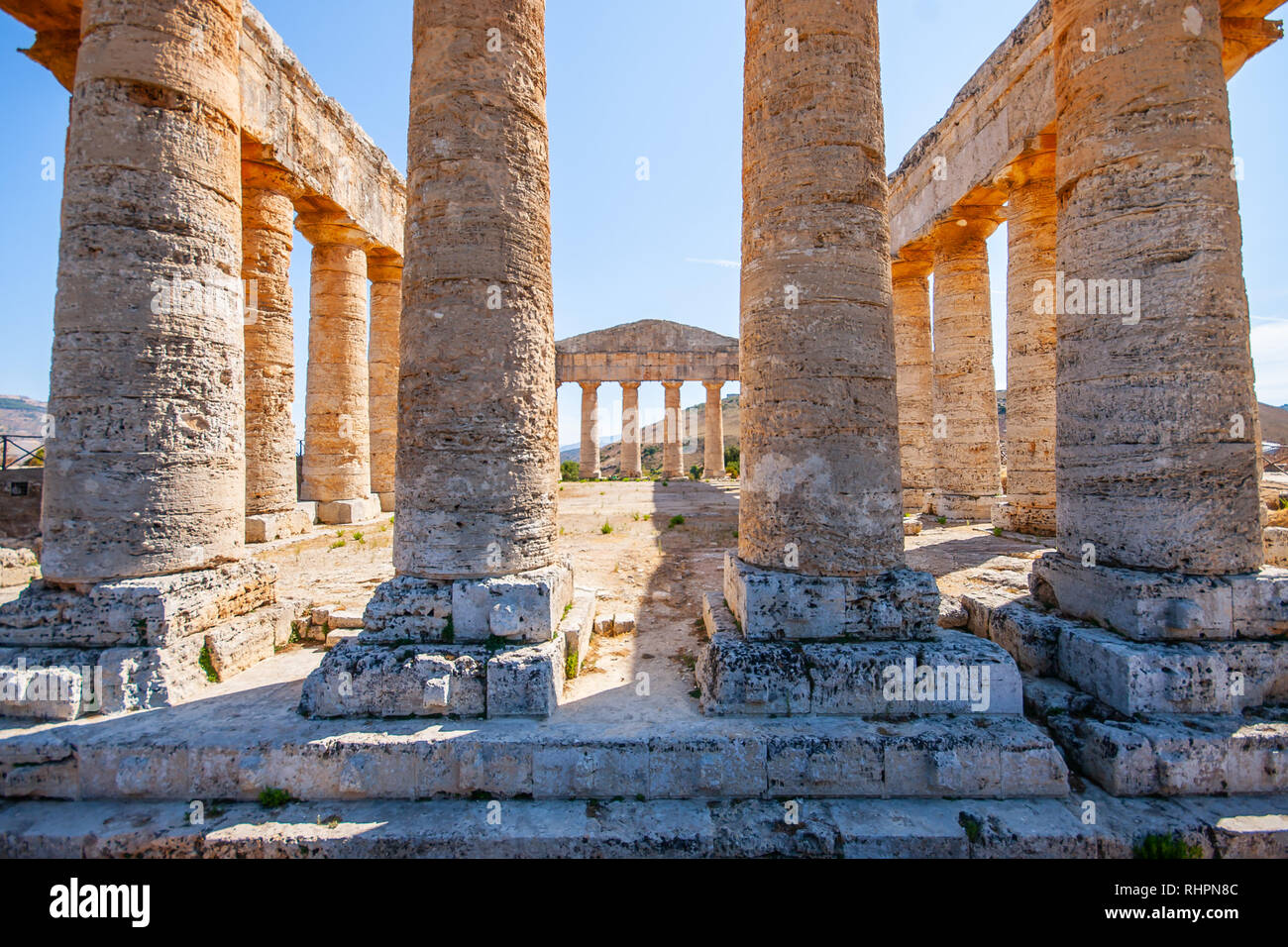 Ruines du temple dorique grec ancien situé sur le sommet du mont Bàrbaro Banque D'Images