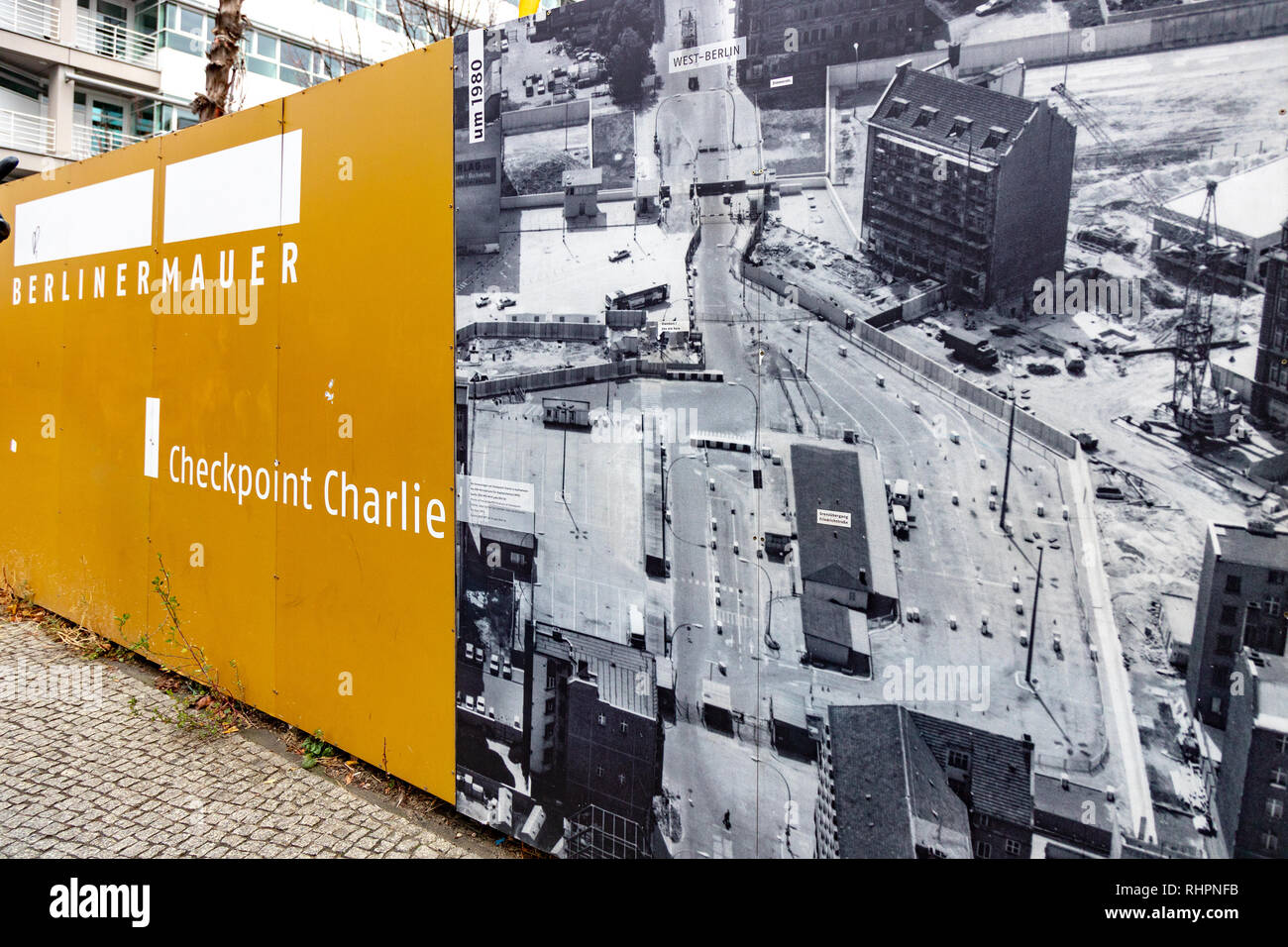 Železná opona - Berlínská zeď un Check Point Charlie, Berlín, Německo / Rideau de Fer - Le mur de Berlin et de Check Point Charlie, Berlin, Allemagne Banque D'Images