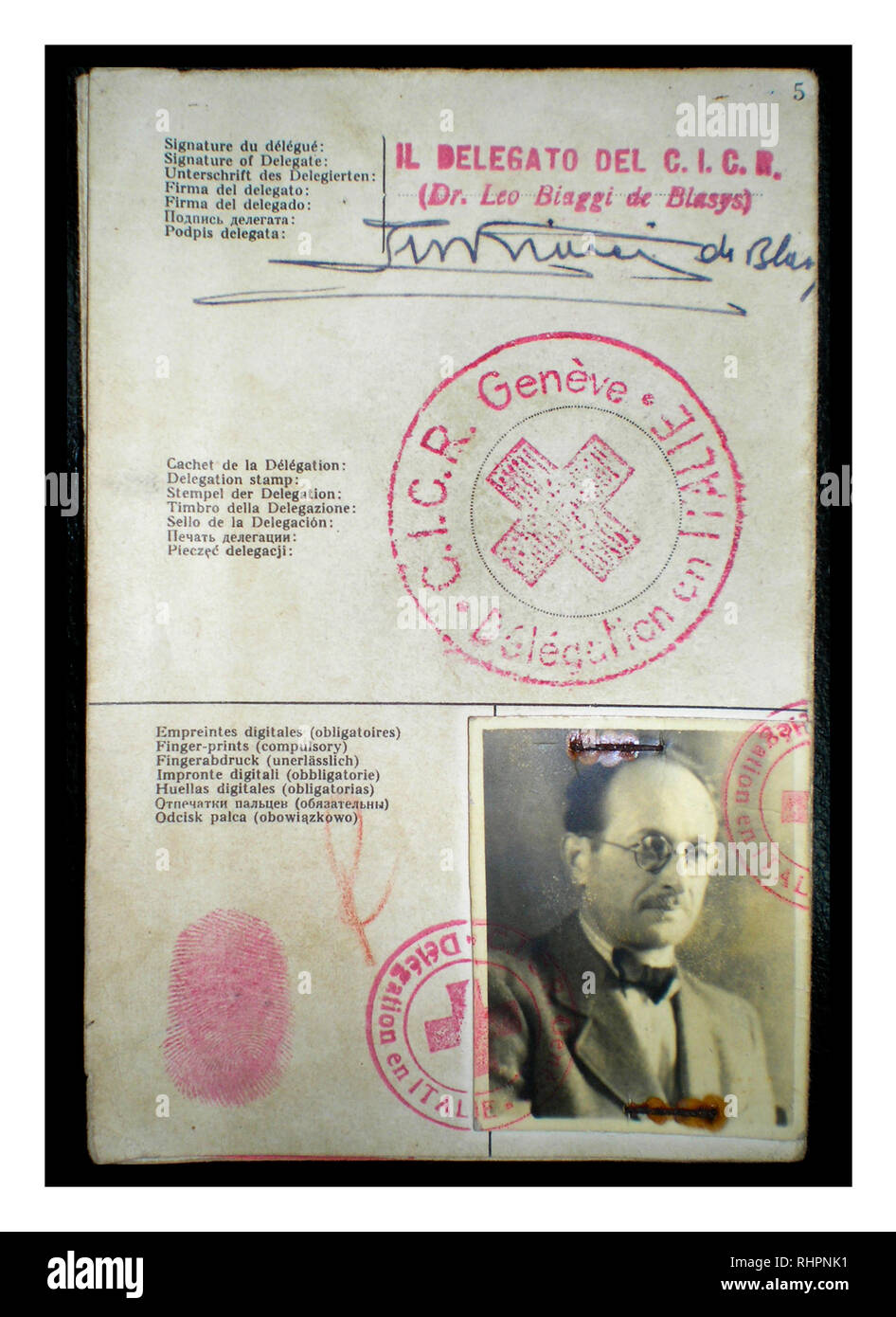 La Croix-Rouge identitity Adolf Eichmann document utilisé pour saisir l'Argentine sous le pseudonyme de Ricardo Klement en 1950, publié par la délégation italienne de la Croix-Rouge à Gênes, en Italie. Banque D'Images