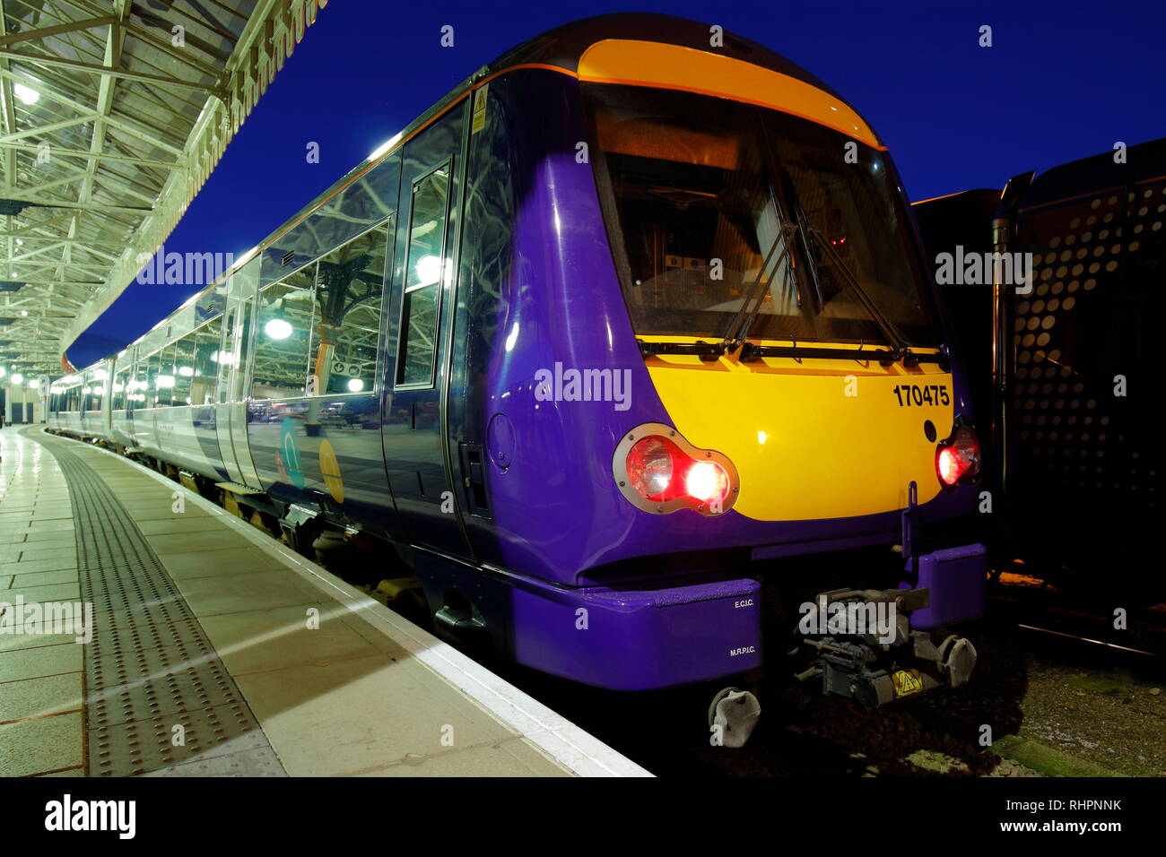 Scot Rail 170475 stationné dans la gare de New York, North Yorkshire Banque D'Images