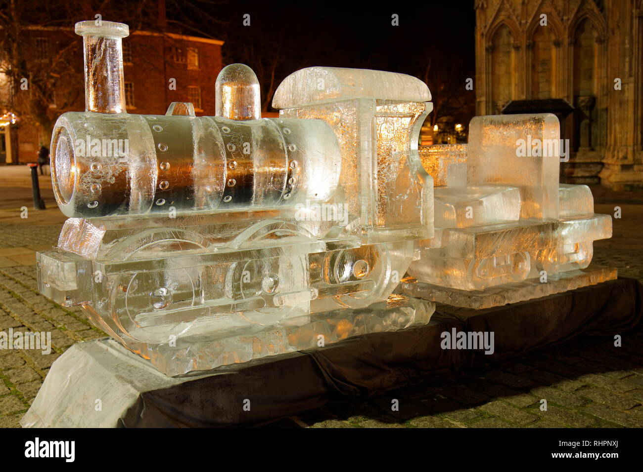 Un train à vapeur sculpture de glace à l'extérieur de la cathédrale de York, qui fait partie de la glace de New York Sculpture Trail. Banque D'Images