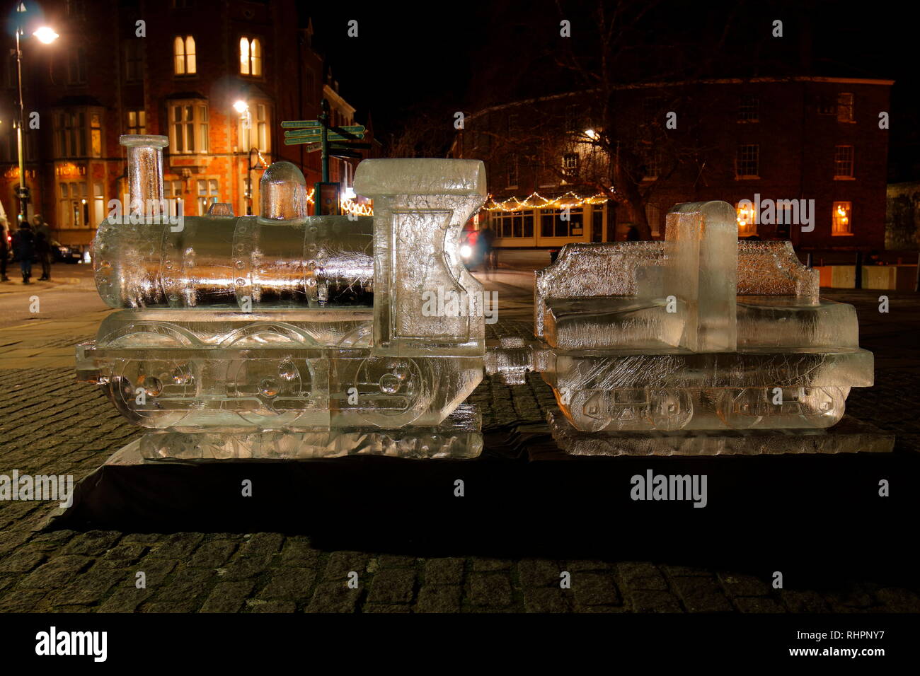 Un train à vapeur sculpture de glace à l'extérieur de la cathédrale de York, qui fait partie de la glace de New York Sculpture Trail. Banque D'Images