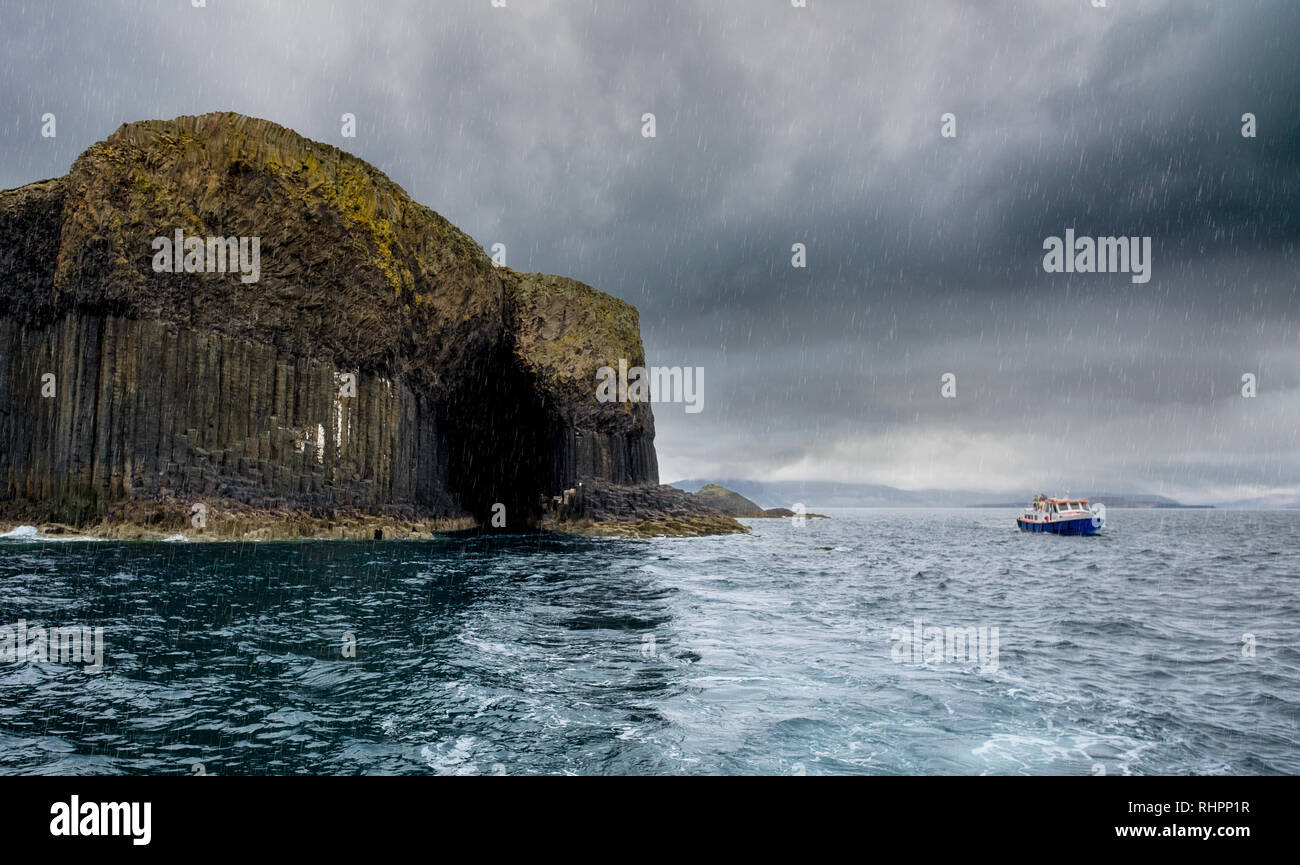 L'Écosse. L'île de Staffa dans la pluie. Banque D'Images