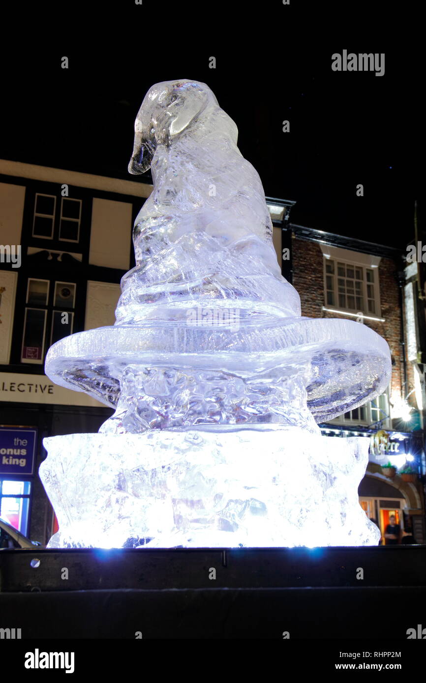Un chapeau de sorcier sculpture de glace qui faisait partie de l'York Ice Sculpture Trail. Banque D'Images