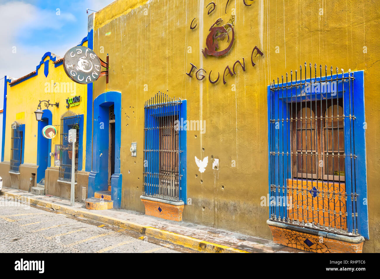 Monterrey, Mexique, 9 décembre 2018 : cafés et restaurants dans le centre de la vieille ville (Barrio Antiguo) à une haute saison touristique Banque D'Images