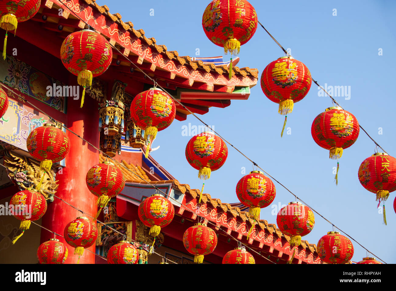 Lanterne chinoise rouge traditionnelle pendant le festival du Nouvel an  chinois décoré in Chinese Temple Photo Stock - Alamy