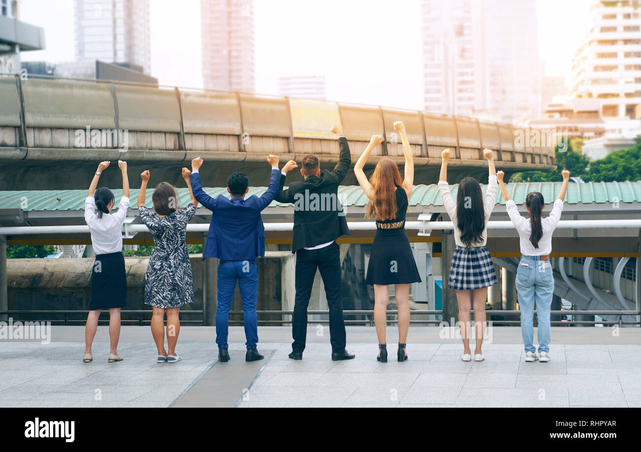 Voir de retour global business équipe soulever hands up, concept à succès Banque D'Images
