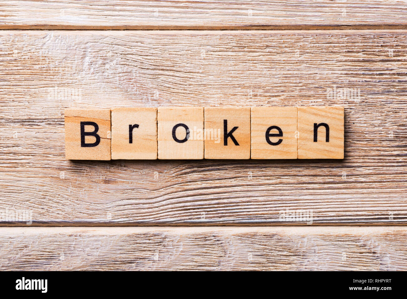 BROKEN mot écrit sur une cale en bois. Texte sur table en bois cassée pour votre conception, concept. Banque D'Images
