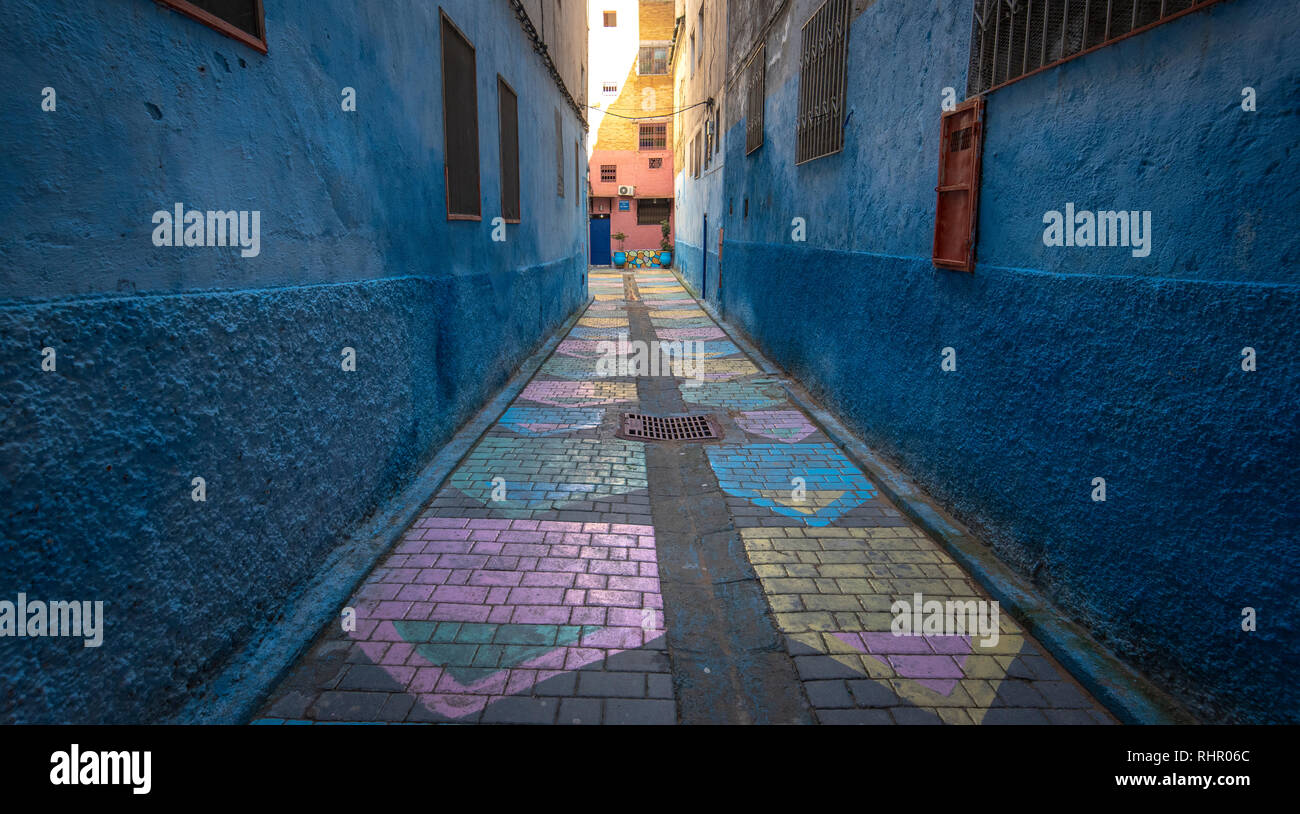 Peint en couleur dans la médina, rue de la vieille ville de Fès. La ville ancienne et la plus ancienne capitale et l'une des quatre villes impériales du Maroc. Banque D'Images