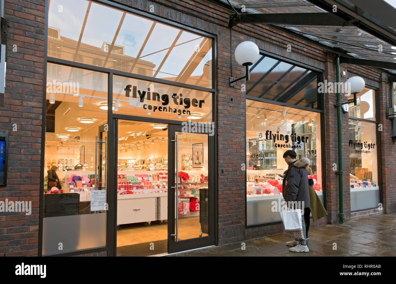 Les clients qui font des achats dans Flying Tiger Copenhague Store window York North Yorkshire England Royaume-Uni GB Grande-Bretagne Banque D'Images