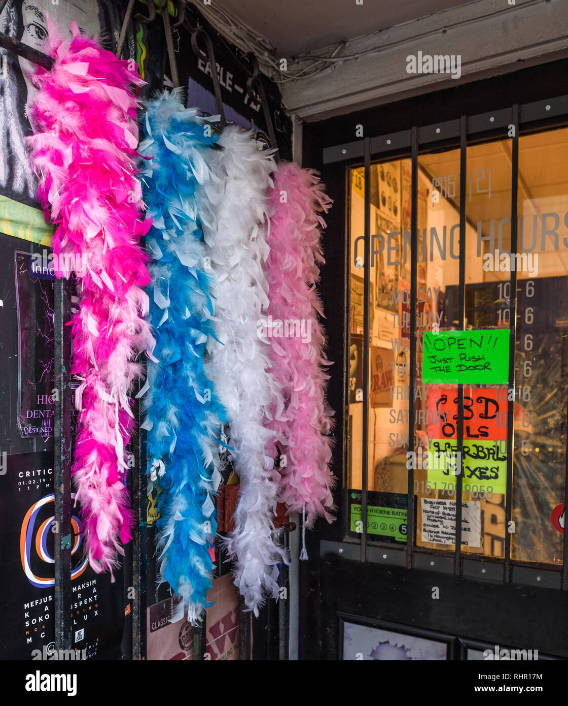 Feather boas part à l'extérieur de la porte d'une boutique vendant des mélanges à base de curiosité, huiles et autres accessoires fumeurs . Banque D'Images