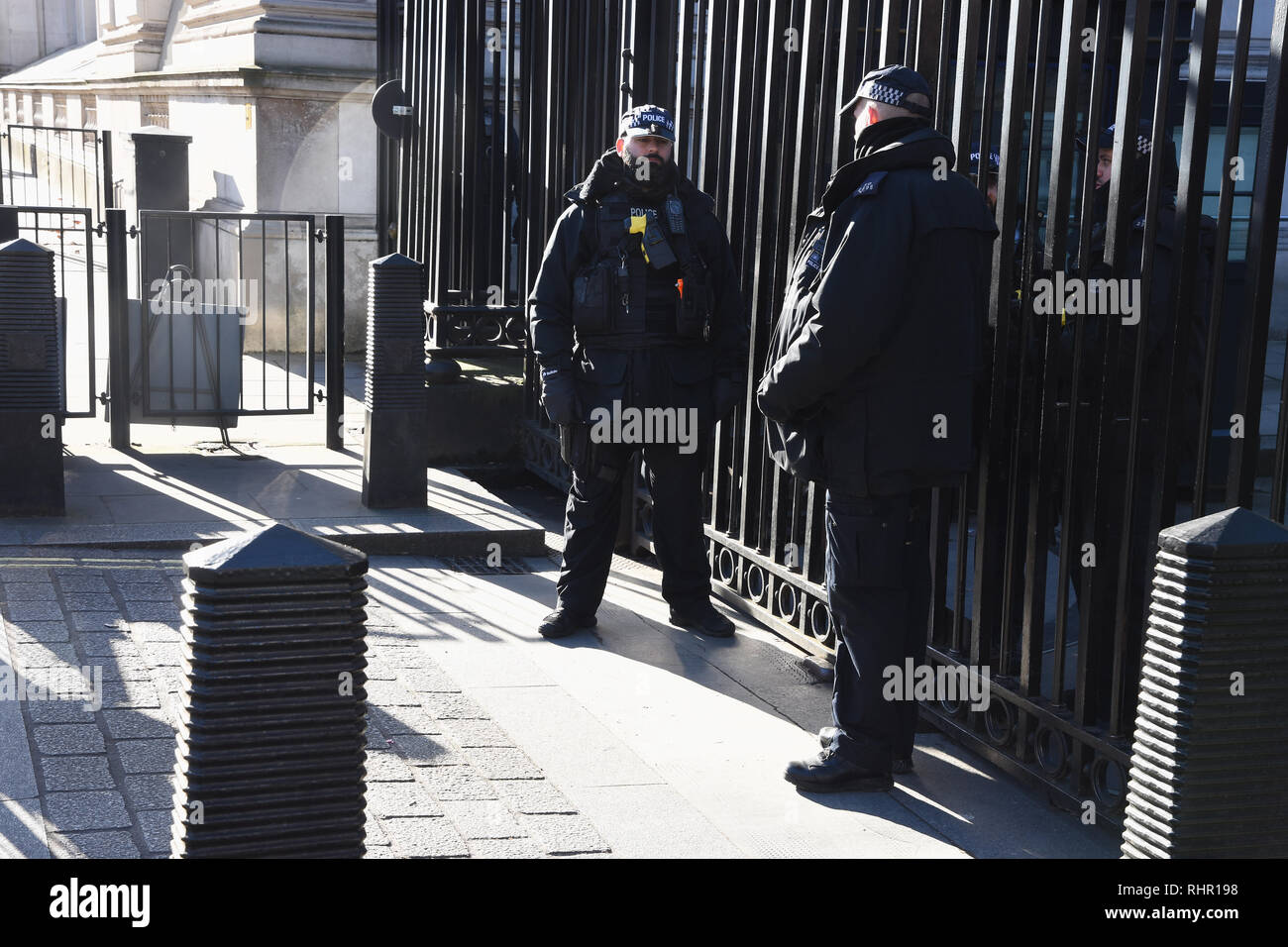 La police armée garde l'entrée du 10 Downing Street, Whitehall, Londres.UK Banque D'Images