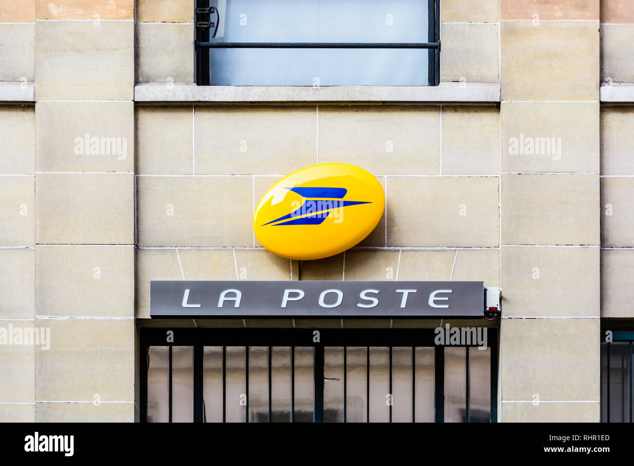 Vue avant de l'enseigne de La Poste, l'entreprise La Poste, entreprise  publique sur la façade d'un bâtiment au-dessus de l'entrée d'un bureau de  poste Photo Stock - Alamy