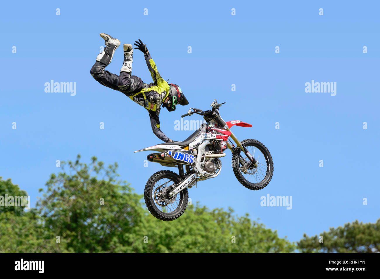 Un coureur de moto Honda Bold Chien Lings Freestyle Motocross Display Team effectue les acrobaties à la Wilton House Classic & Supercar Show 2015 Banque D'Images
