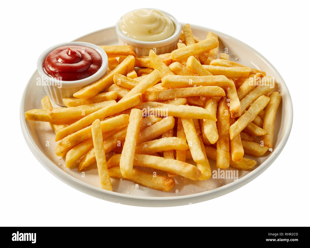 Plaque en céramique blanche de frites fraîchement préparé servi avec du ketchup et de la mayonnaise dans les petites bawls, vue en gros plan, isolated on white backgrou Banque D'Images