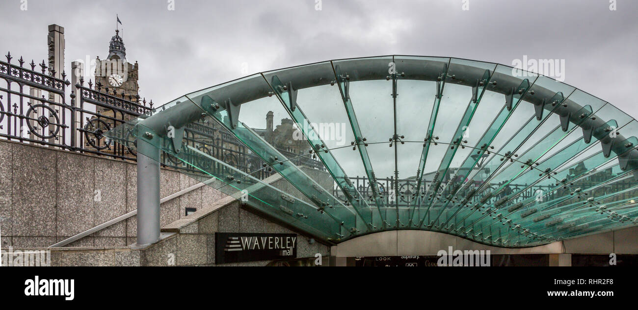 L'imposante verrière en verre et en acier de la gare de Waverley couvre l'entrée du centre commercial à la gare de Waverley, dans la célèbre ville animée d'Édimbourg en Écosse Banque D'Images