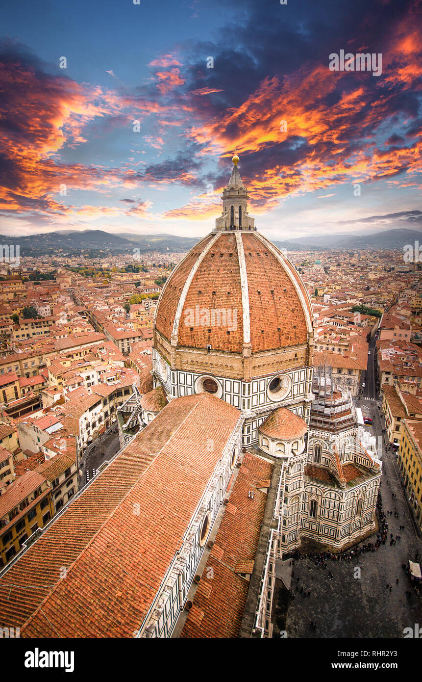 Le Duomo de Florence, la cathédrale de Santa Maria del Fiore de belles lumières à partir du sommet au coucher du soleil à Florence, Italie Banque D'Images