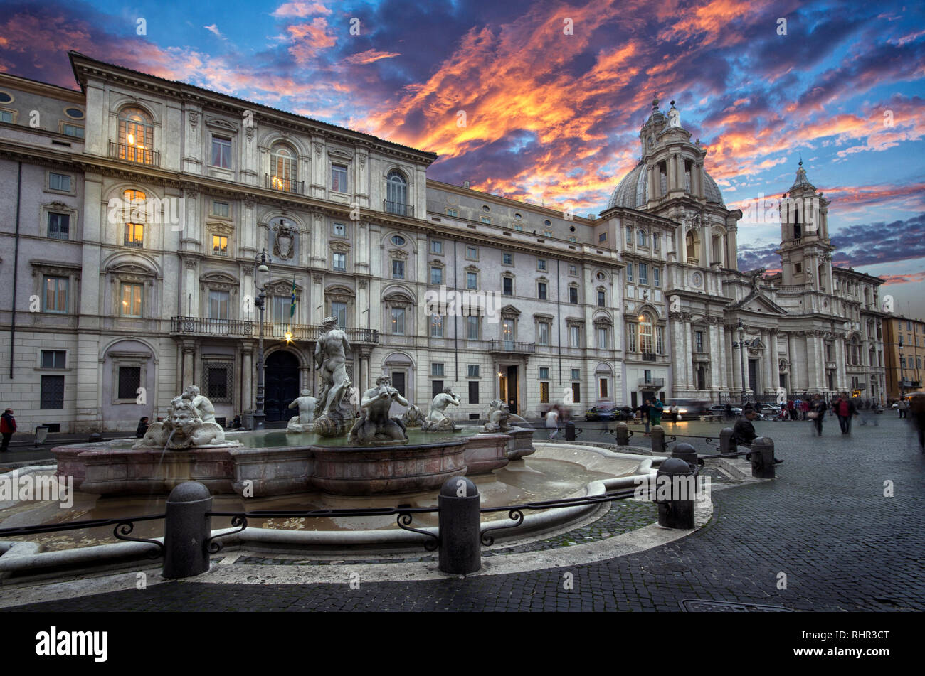 La Piazza Navona (place Navone avant la nuit) et l'église Sant'Agnese à Rome, Italie. Incroyable coucher du soleil au-dessus de visites dans la ville éternelle. Banque D'Images