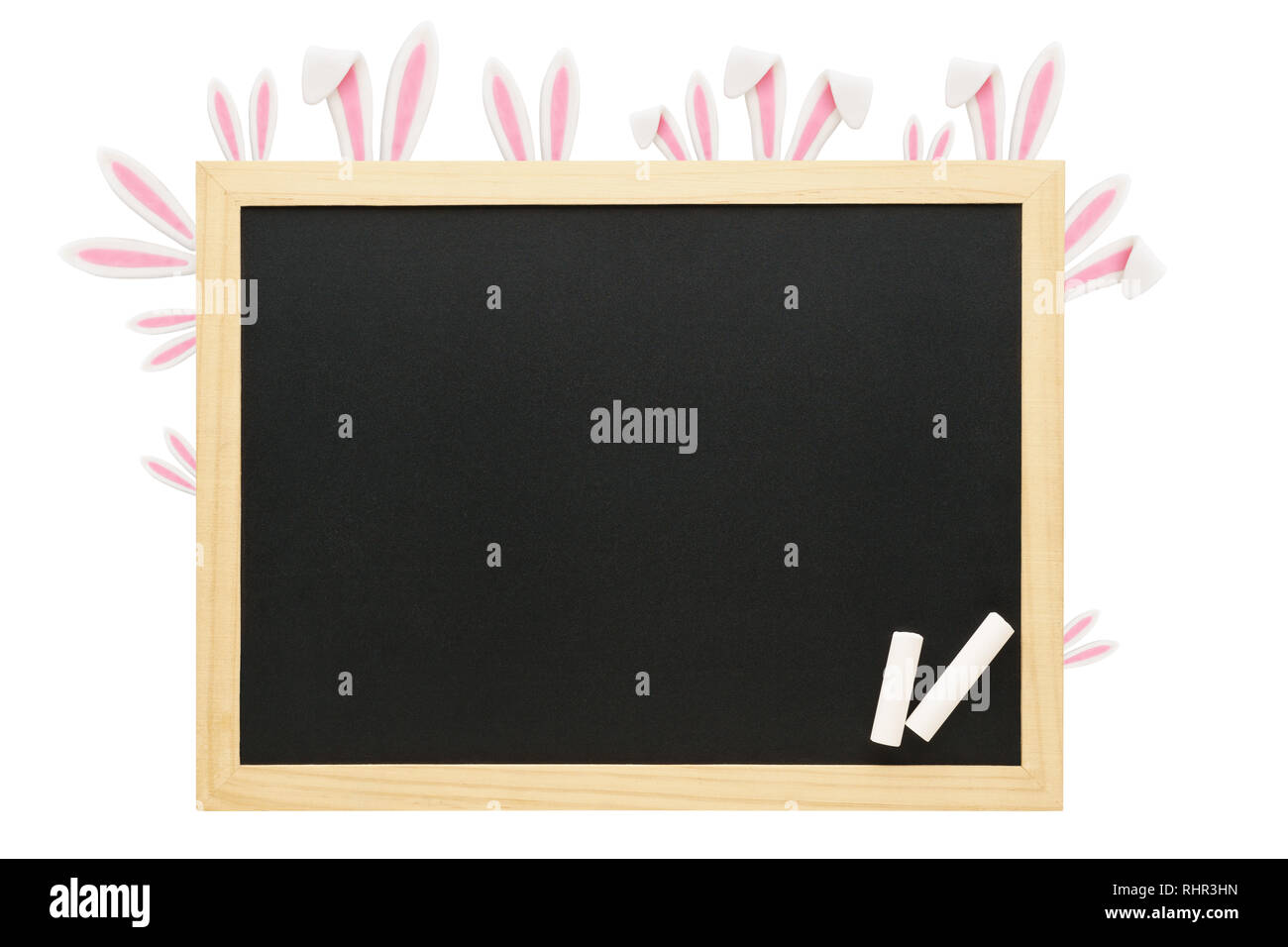 Tableau noir vide avec cadre en bois décoré avec des oreilles de lapin drôle et la craie. Maquette d'arrière-plan de Pâques. Banque D'Images