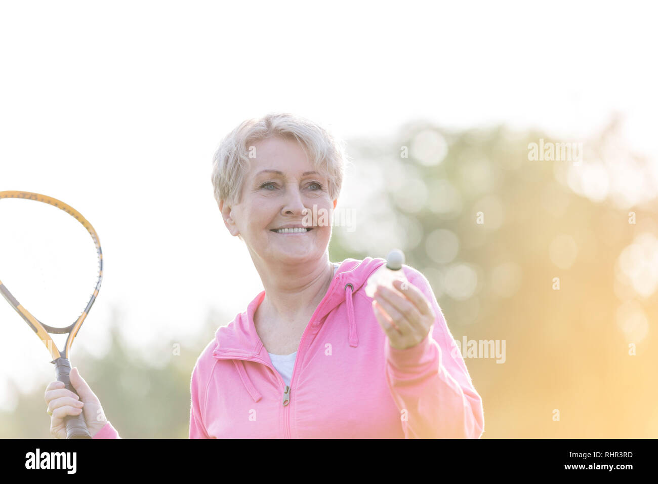 Senior sportive woman avec raquette de tennis dans la région de park Banque D'Images