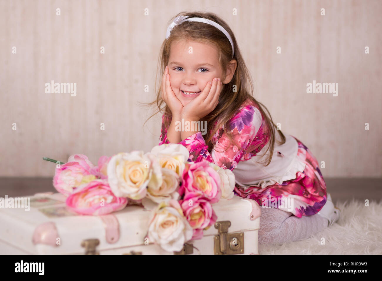 Mignon Bebe Fille Aux Joues Roses Et Cheveux Brune Yeux Vert Posant Sieger Pour Appareil Photo En Studio Aere Porter Robe Coloree Et Fantaisie Pompes Occasionnels Clo Photo Stock Alamy