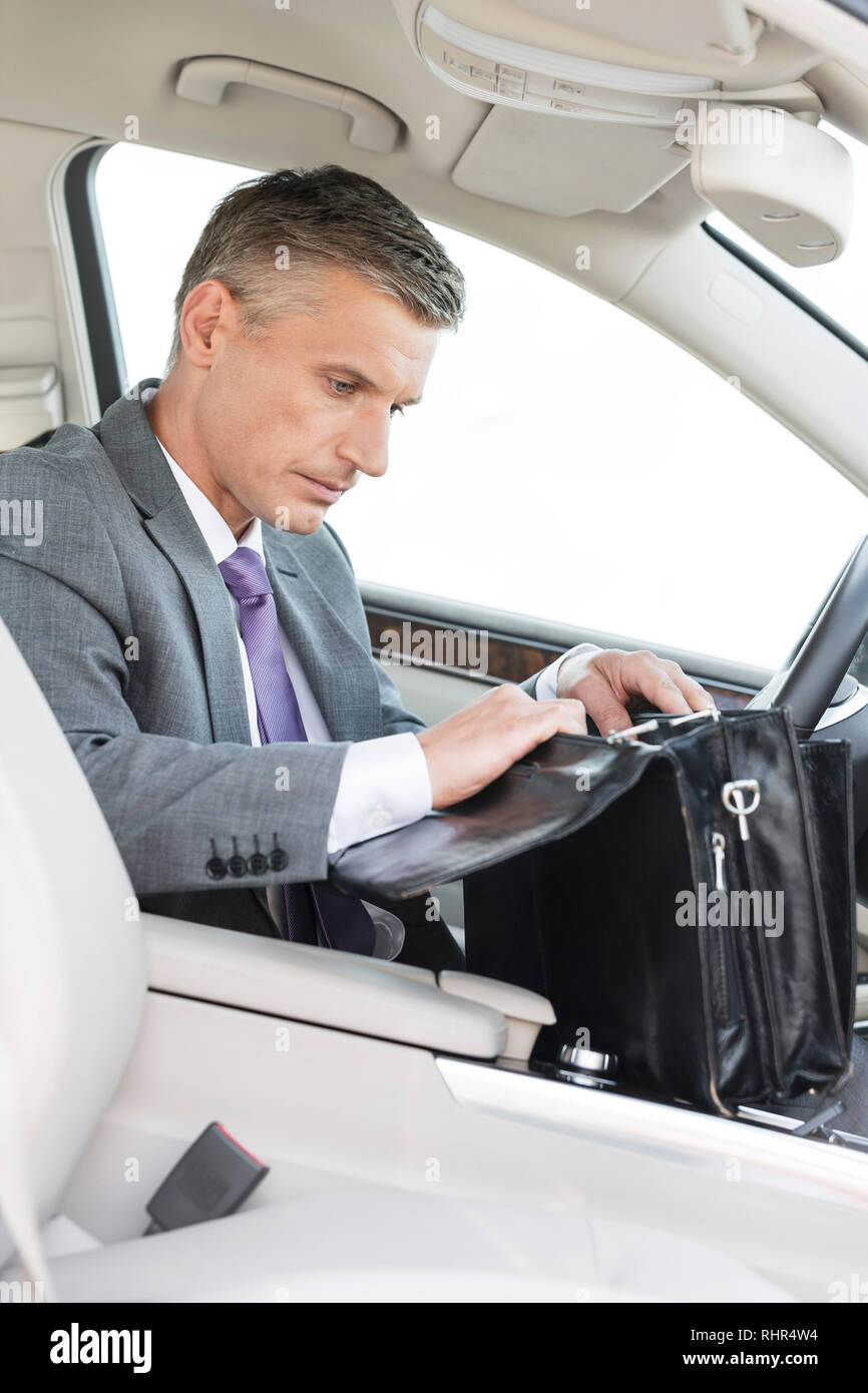 La recherche d'affaires dans le sac tout en sitting in car Banque D'Images