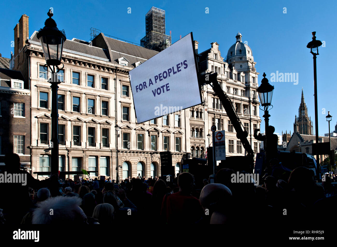 Grands écrans utilisés lors d'un rassemblement et le soutien d'un Brexit adverse 'vote du peuple" Banque D'Images