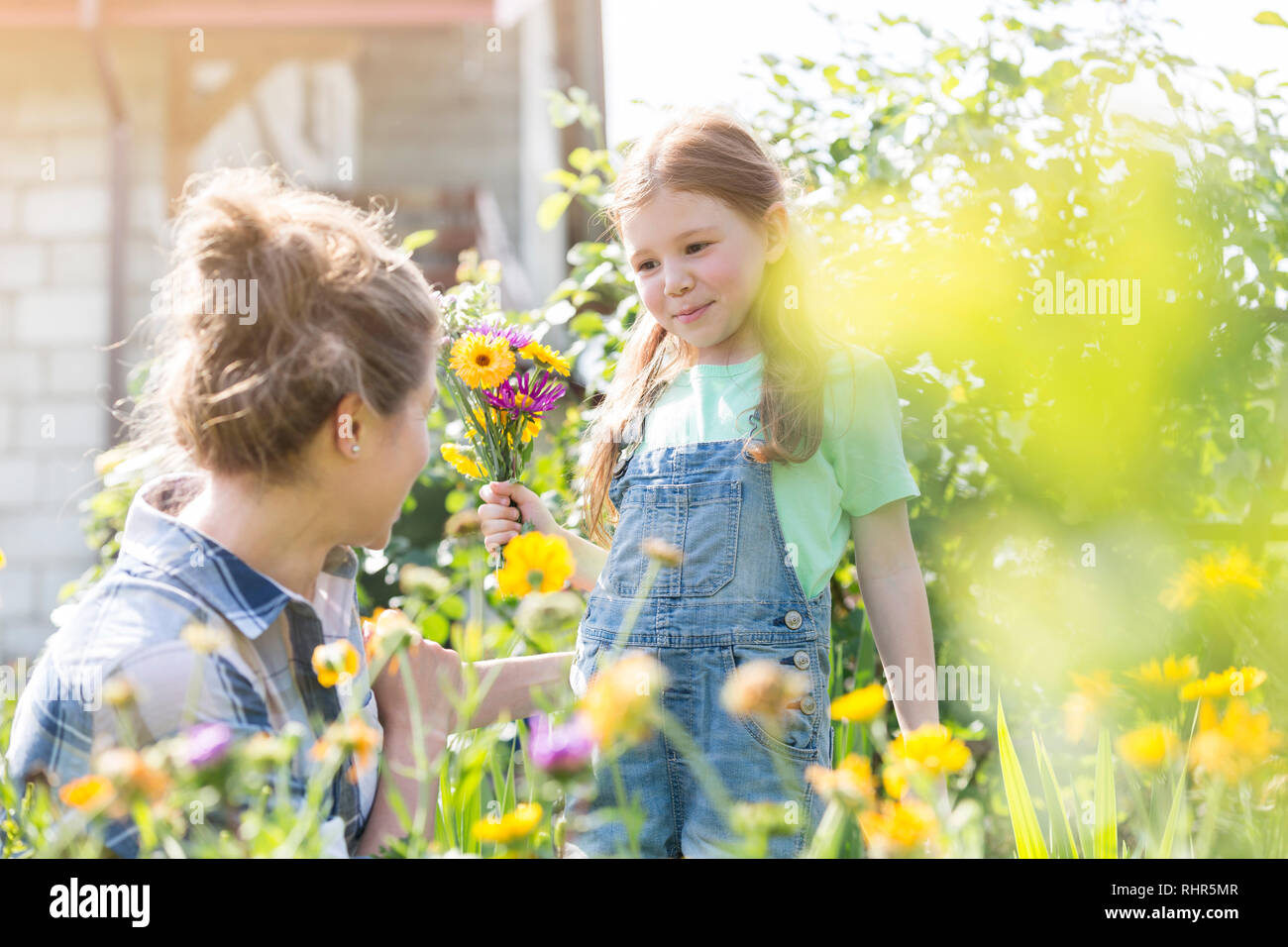 Mère et fille avec fleurs de jardinage à farm Banque D'Images