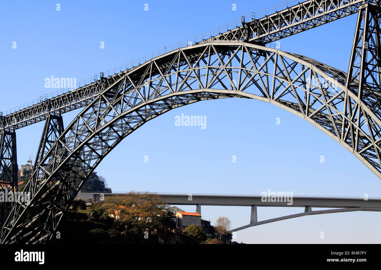 Point de vue intéressant de deux des nombreux ponts de Porto, un pont moderne en béton fait ​​Of et le vieux pont de fer, D. Marie Banque D'Images