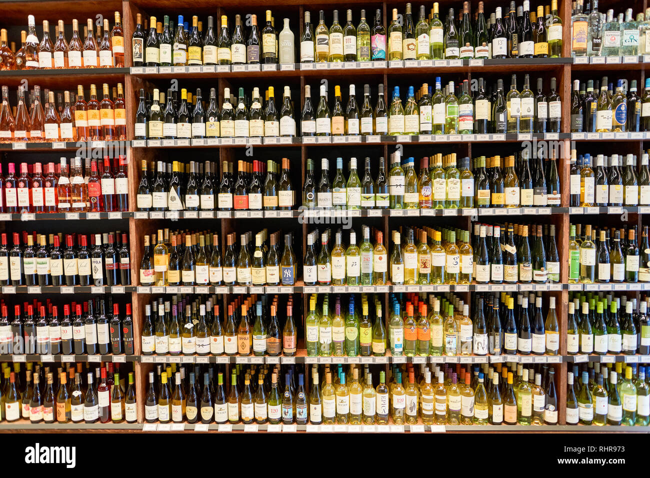 NEW YORK - CIRCA MARS 2016 : l'intérieur de l'Epic Spirits store de Manhattan. Un magasin d'alcool est un magasin de détail qui vend des boissons alcoolisées préemballées Banque D'Images